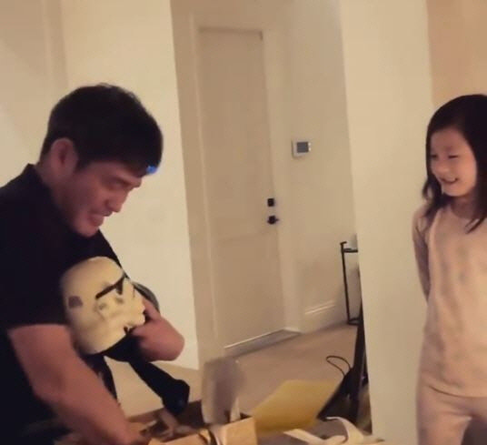 정용진 신세계그룹 부회장이 딸 해윤 양과 함께 웃고 있다. <정용진 부회장 인스타그램 캡처>